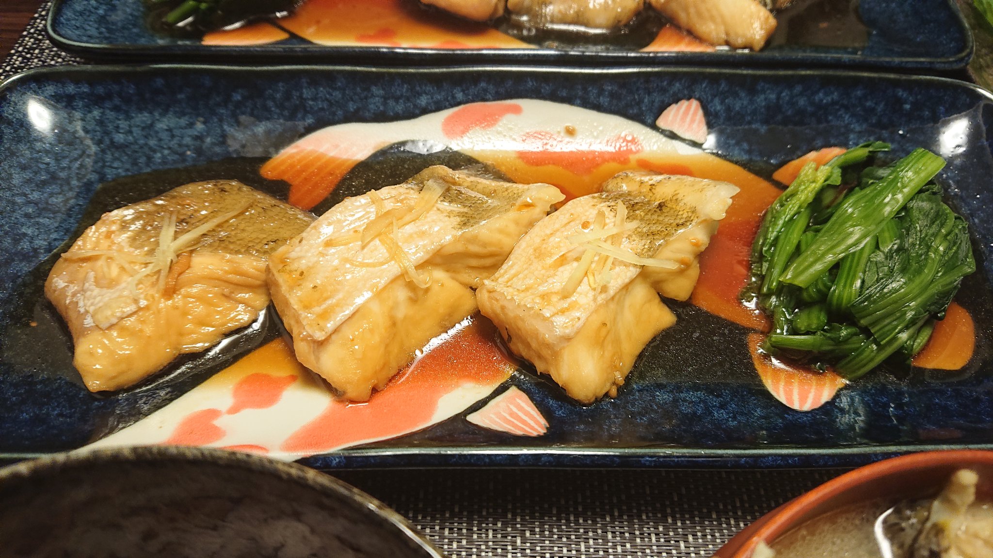 Uzivatel みやび Na Twitteru 今日はヒラメの煮付け 生姜を効かせたちょっと甘めの煮ダレが染みてて美味しい あら汁の残りは 味噌で味変 そしてなんと言っても昆布締め 水分抜けて旨味が凝縮して 身がもっちりねっとり に 日本酒をくれ 笑 みやびの飯ログ