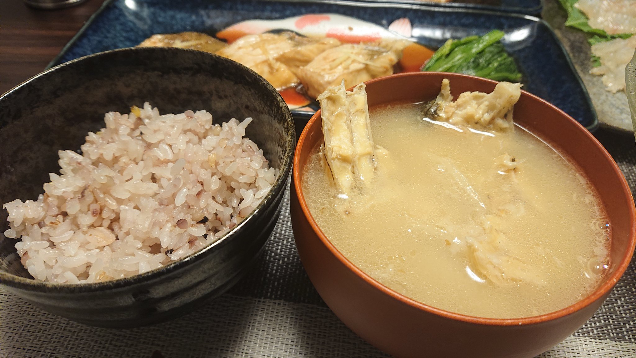 Uzivatel みやび Na Twitteru 今日はヒラメの煮付け 生姜を効かせたちょっと甘めの煮ダレが染みてて美味しい あら汁の残りは 味噌で味変 そしてなんと言っても昆布締め 水分抜けて旨味が凝縮して 身がもっちりねっとり に 日本酒をくれ 笑 みやびの飯ログ