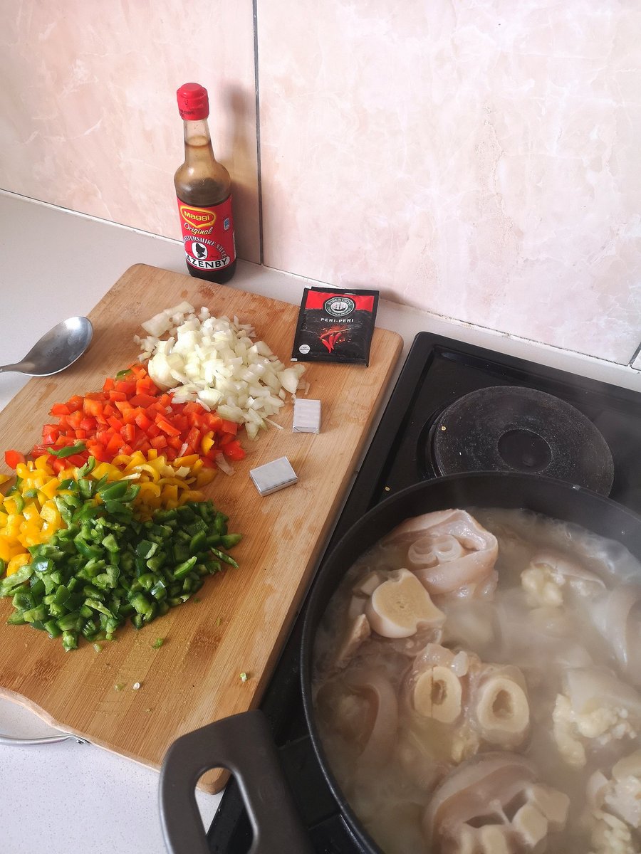 NevariMpho's tweet image. Here is the recipe
You boil cow heels for 3 hours
Put those papers and onion and add flavor with stock and that thing in red bottle 🤣🤣🤣
Put enough water for soup and put peri peri, then turn down heat to 3, 20min later you can start digging 😋🍑
#Magickitchen
#BLUZA_za