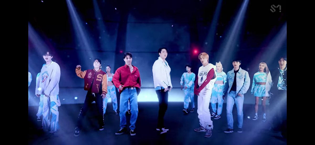 artlovelytxt's tweet photo. O EXO cura onde dói, eu estou muito feliz com esse comeback e ver que eles deram um jeito de colocar o Lay com os membros, confortou meu coração. Desde a primeira vez que o MV hoje cedo, que eu choro de felicidade

#드디어_나왔다_엑소_멈추지도마
#ToEXOPlanetAndBeyond https://t.co/NdEn62BmeP