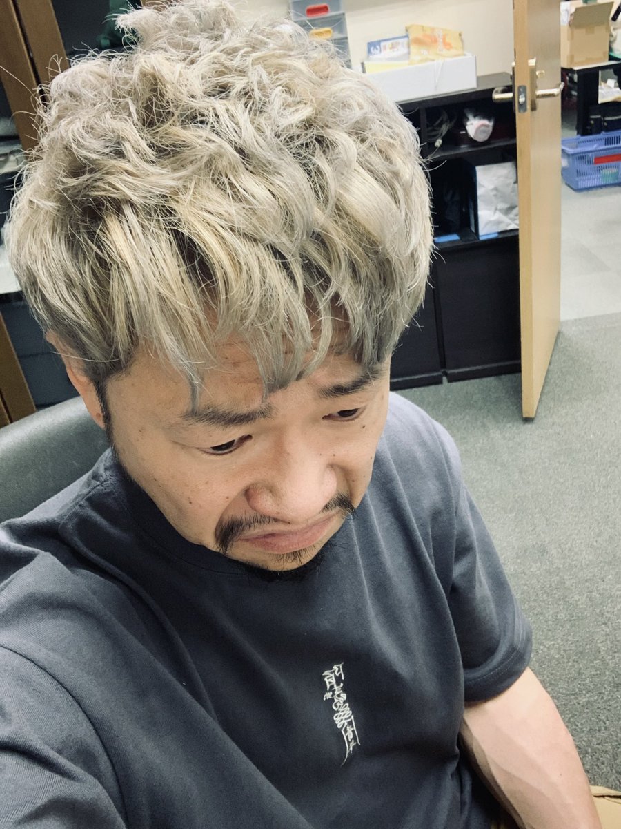 ラフ チケット もとき 思い切って ポルナレフ見たいな 髪色にしようとして 思いっきり 失敗する おっさんです 髪の毛痛みすぎて チリチリやんけ シッパーイ チャリオッツ 富や名声より愛だぜッ ラフ チケット もとき 思い切って ポルナレフ見たいな 髪色にしようとして 思いっきり 失敗する おっさんです 髪の毛痛みすぎて チリチリやんけ シッパーイ チャリオッツ 富や名声より愛だぜッ