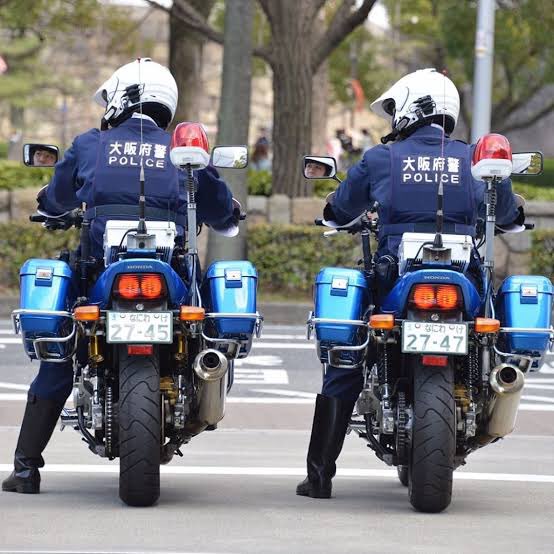シグナル のび太 On Twitter 青バイってひったくり対策って聞いた事あるけど ひったくり多い都心は青バイなんやろなぁー 原付で路地入ったりされたら白バイでは追跡出来へんから