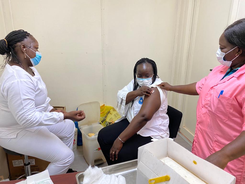 Thiomcy's tweet photo. Fière d'avoir eu ma dose de #Vaccin ce matin. Plus que jamais engagée pour lutter contre la #COVID19.
#StopCOVID19 au #BurkinaFaso. Avec  #Unicef @OMS_Burkina @ocharlemagne @diarraal @CrepinHilaire @MdMF_Burkina @MdM_France @SISSOKOFatamba3 @OnidsBF @CovaxSF @gavi https://t.co/zSbbTCKsWu