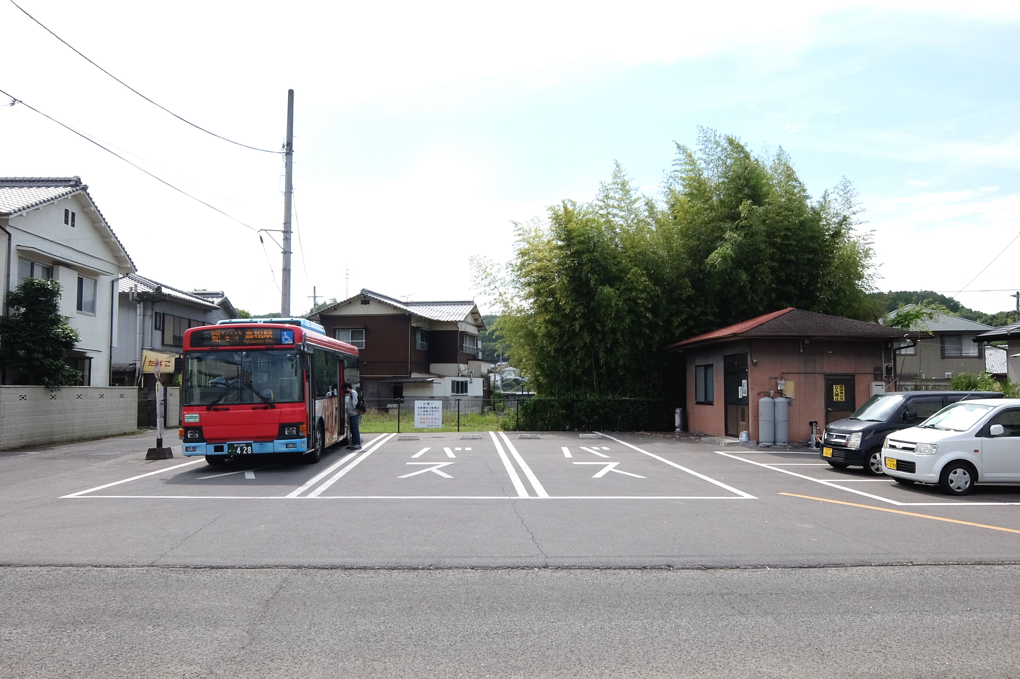 どーらく Al Twitter 路線バス終点の情景 ことでんバス西植田線西植田 一日わずか5本のバスが発着する鄙びたバス停 終点らしく乗務員詰所がある T Co Xwhp7e4j7y Twitter