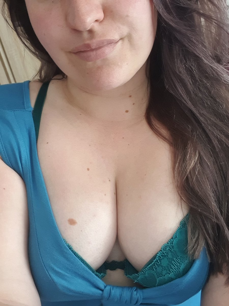 ZRBeautyBeast's tweet photo. New hair 💁‍♀️😍
#girl #new #hair #dark #colour #lips #boobs #tits #seller #SellingContent #onlyfans #mondaythoughts #Monday #MondayMood #Content https://t.co/LMyYXGKj7c