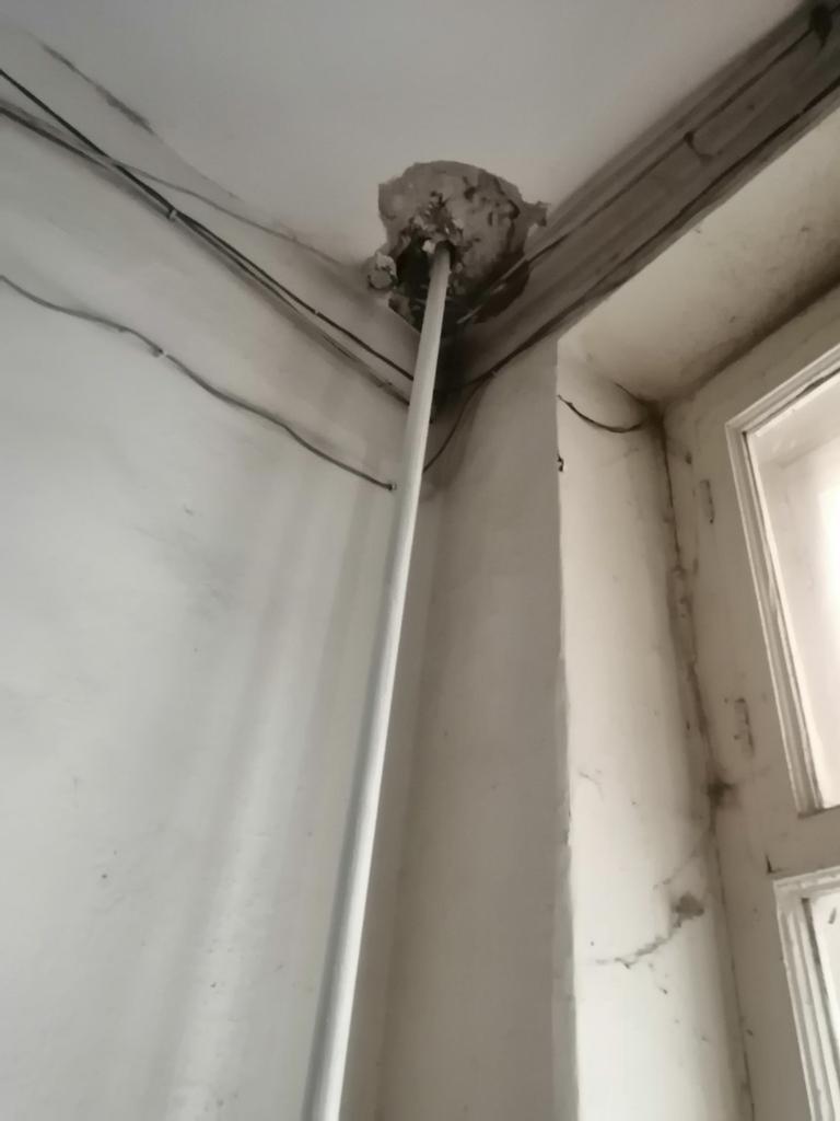 Победы 84, раньше я писала про один подъезд, теперь я покажу фото с другого, чтоб не считали меня предвзятой к ФКР и его подрядчику. Вот с такой готовностью кап. ремонта хотят сдавать работы <a href="/FKRSamara/">Фонд капитального ремонта Самарской области</a> <a href="/AdmSov/">Администрация Советского района г. о. Самара</a> <a href="/gzhi_samara/">ГЖИ Самарской области</a> <a href="/SamMobilePriem/">Мобильная приемная Губернатора Самарской области</a>