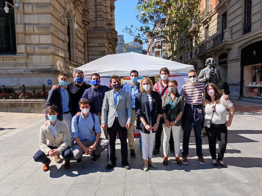 Esta mañana hemos estado recogiendo firmas en contra de los indultos de la vergüenza. Ningún separatista ni secesionista podrá dividir España.  

¡Todos luchando por la Unidad Nacional! #IndultosNoJusticiaSi