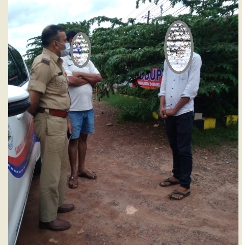 1Udupi's tweet photo. 06/06/2021 ರಂದು ನಿಟ್ಟೂರು ಬಳಿ ಕೋವಿಡ್ ನಿಯಮಾವಳಿಗಳನ್ನು ಉಲ್ಲಂಘಿಸಿ ಹಾರ್ಡವೇರ್ ಅಂಗಡಿನಲ್ಲಿ ಕೆಲಸ ಮಾಡುತ್ತಿದ್ದ ಬಗ್ಗೆ ಜಿಲ್ಲಾ 112ಸಹಾಯವಾಣಿಗೆ ಕರೆ ಮಾಡಿದ್ದು  ERV-03ದಲ್ಲಿ ಸ್ಥಳಕ್ಕೆ ತೆರಳಿ  ಕೆಲಸಗಾರರಿಗೆ ಕೋವಿಡ್ ನಿಯಮಾವಳಿಗಳ ಬಗ್ಗೆ ಸೂಕ್ತ ಮಾರ್ಗದರ್ಶನ ನೀಡಿ ಅಂಗಡಿಯನ್ನು ಮುಚ್ಚಿಸಿರುತ್ತೇವೆ.@112Karnataka https://t.co/vaFNiRO1ew