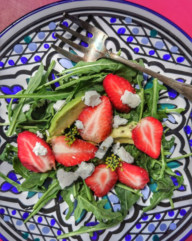 nadasto's tweet photo. Roquette avocat fraises feta fleurs de fenouil. Ben c'est toujours efficace 😊
[Peut-être qu'un jour on aura des 🥑 dans les jardins...] 
#Salading #frerodelafeta #strawberry #foodblogger #foodlovers #salad #cuisinedujardin #avocadotoast #ramenetafrais… https://t.co/4q0MRyymcJ https://t.co/CcG0CMMKNF
