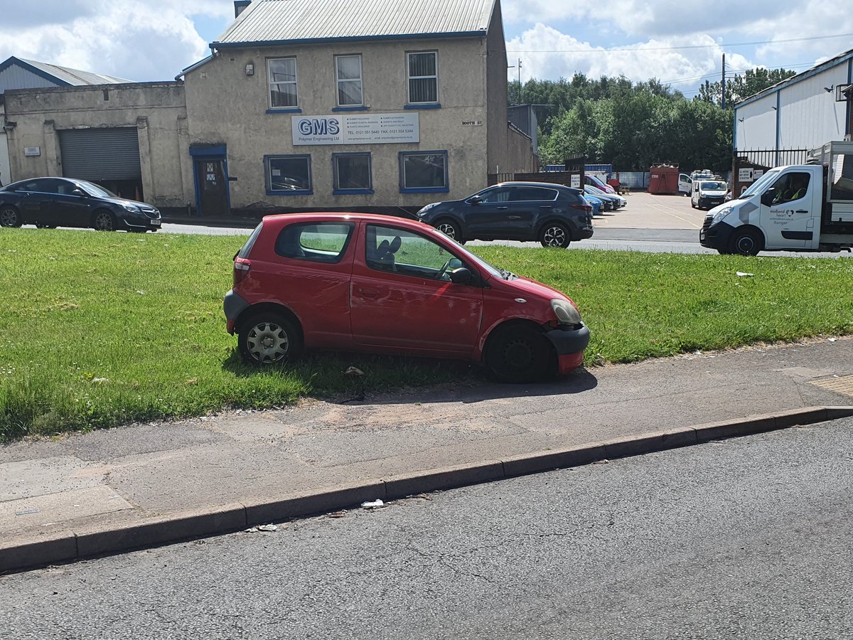 SohoRoadWMP's tweet photo. #mrwiseguy thought it was wise to dump their car on green verge with no tax, @DVLAgovuk @birmingham_live @Trafficwmp @DaveThompsonCC @SuptGMorris https://t.co/44JWSpA9YW