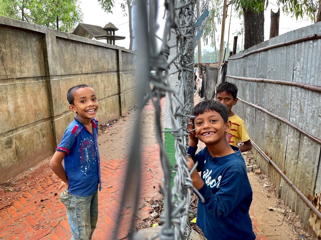 RohingyaResp's tweet photo. Fences cannot break friendships.
Mohammad and Ahmed live beside each other across a fence.
One is Bangladeshi. 🇧🇩
One is a #Rohingya refugee living in a fenced camp. https://t.co/6b0jwlvySB