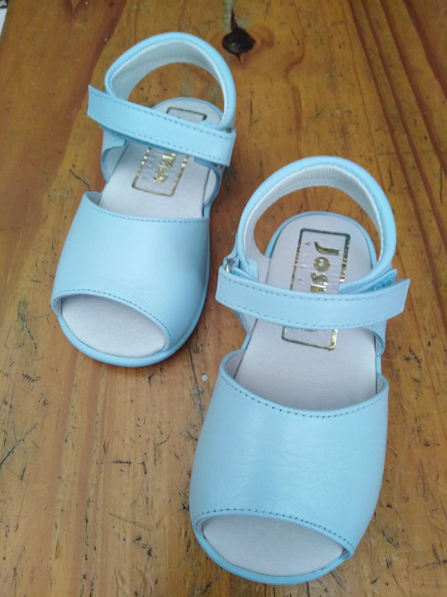 Sandalias de bebe, con un 30% de descuento, ¡Te lo vas a perder!
#papescomplementos #sport
#calzadoartesano #piel
#yocomproenfuengirola
#pequeñocomercio