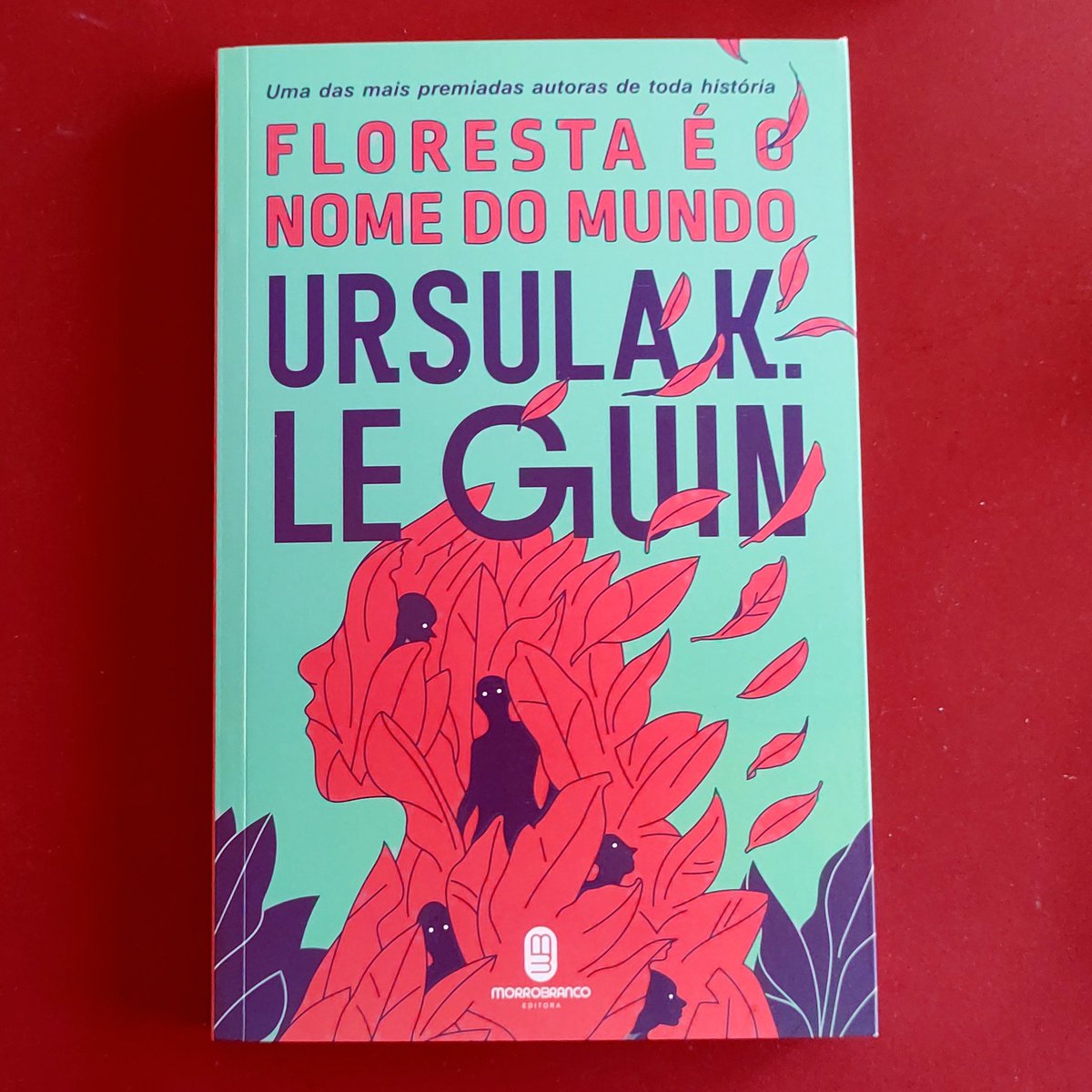 ramosrwallace's tweet photo. "(...) o solo, o chão, a terra, não era o lugar ao qual os mortos retornavam e pelo qual os vivos viviam; a substância de seu mundo não era a terra, mas a floresta. O homem terrano era barro, pó vermelho. O homem athsheano era ramo e raiz"

#ursulakleguin #thewordforworldisforest https://t.co/EknHK5FYL3