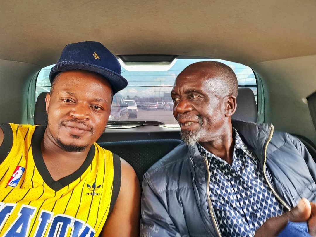 sentinelzim's tweet photo. Dancehall &reggae chanter Seh Calaz has taken a bold stance by recording a very critical song of President @edmnangagwa govt.
In a video circulating he seen in the studio singing the song, with #Zimflag, symbolising his love and patriotism to the nation.
https://t.co/zSkMhxXeVM https://t.co/QeCVCIB9GT