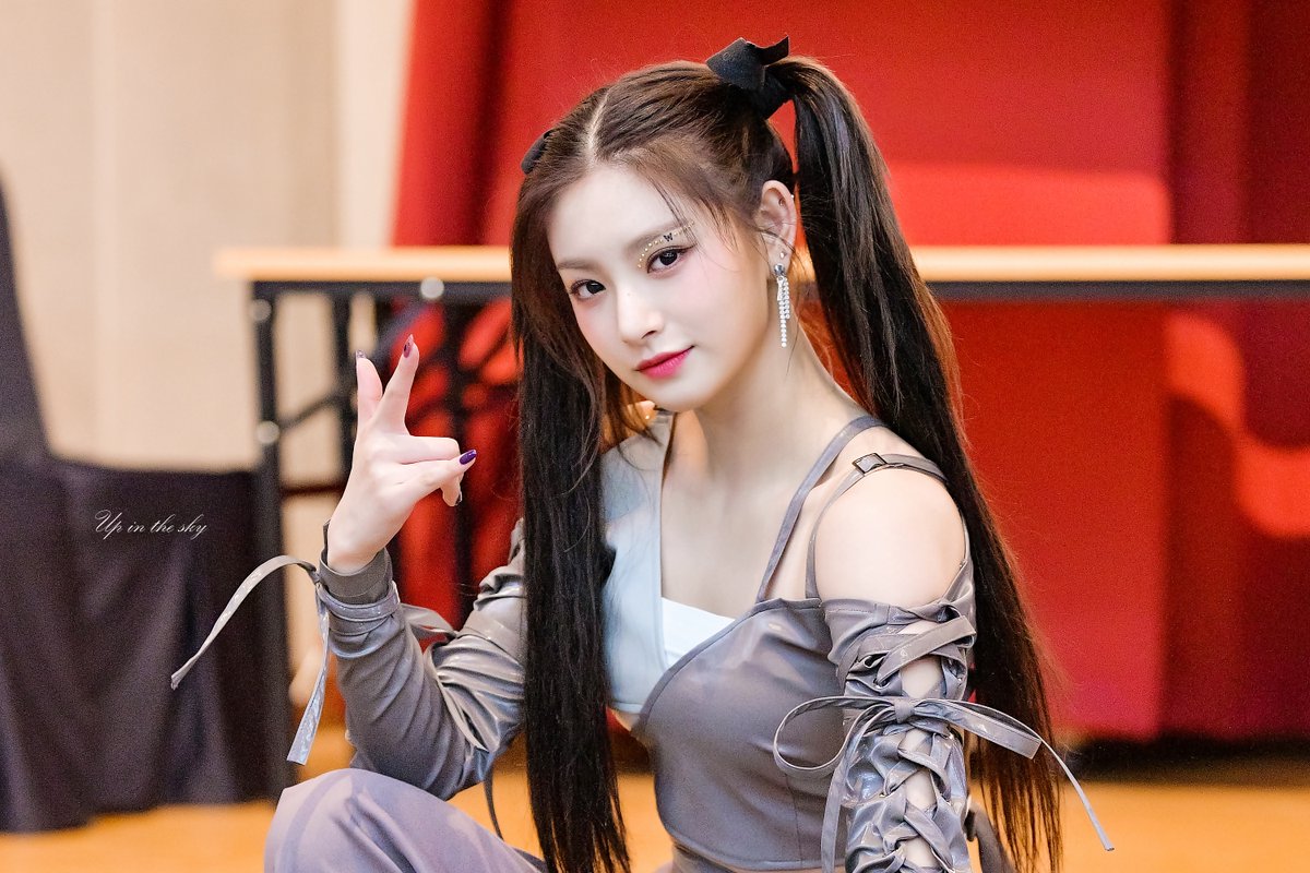 210606

이런이 사진은 많은데 보정 할 시간이 😂😂

#이런 #Yiren #EVERGLOW #에버글로우