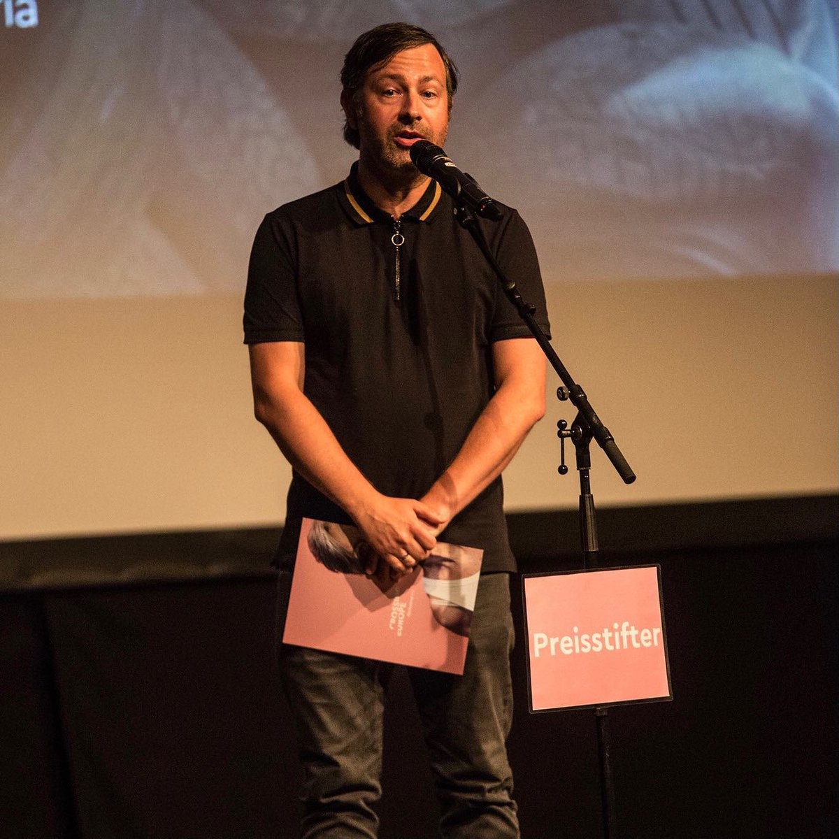 CreativeRegion's tweet photo. Beim @crossingeurope haben wir im Rahmen der Wettbewerbssektion LOCAL ARTISTS am SA den von uns gestifteten Music Video Award übergeben. Der Preis geht an Mark Gersthofer für das Video zum Song IMMIGRANT von Dacid Go8lin (@rapqueen01) - Gratulation! Pics by @subtextat #XE21 https://t.co/NthkL306lV