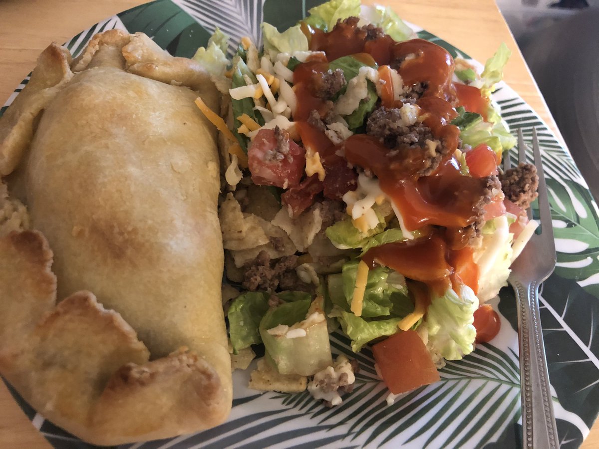 KarynRN4's tweet photo. Late #foodie post from last night. Chilean empanada made by my daughter (we froze it for when I could have beef again-she baked them when I was in the throws of gallstones-since been removed) & a lovely taco salad made by Harleys in Mildmay. #LatinCooking #Empanada #DaughterLove https://t.co/U6p3R6gsCc