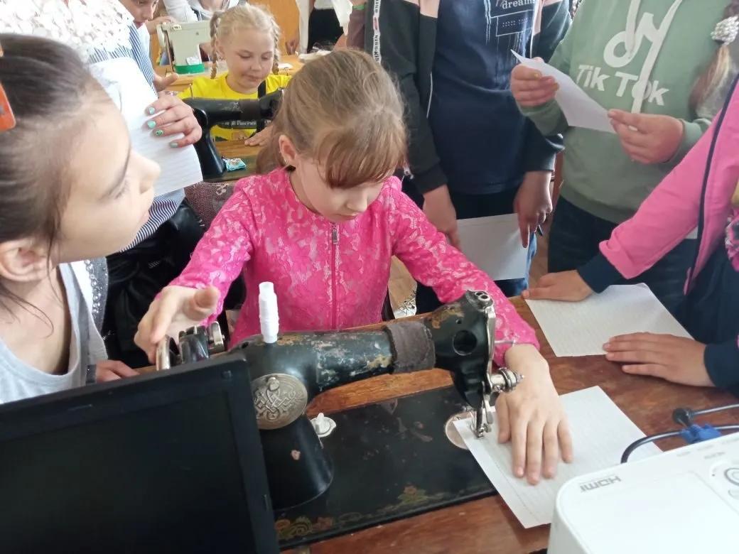 xAfkvYQ1cOlTC8N's tweet photo. 07.06.21г. ЛДП "Муравейник-территория профориентации" - "День модельера, дизайнера одежды".Воспитанники в гостях у швейного цеха ГБОУ СО "Школы-интерната для обучающихся с ОВЗ с. Обшаровка". Занятие проводит Черницына Е.И. Елена Ивановна, спасибо! Было интересно и познавательно. https://t.co/Bj35KBhs2j