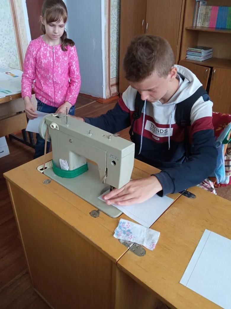 xAfkvYQ1cOlTC8N's tweet photo. 07.06.21г. ЛДП "Муравейник-территория профориентации" - "День модельера, дизайнера одежды".Воспитанники в гостях у швейного цеха ГБОУ СО "Школы-интерната для обучающихся с ОВЗ с. Обшаровка". Занятие проводит Черницына Е.И. Елена Ивановна, спасибо! Было интересно и познавательно. https://t.co/Bj35KBhs2j