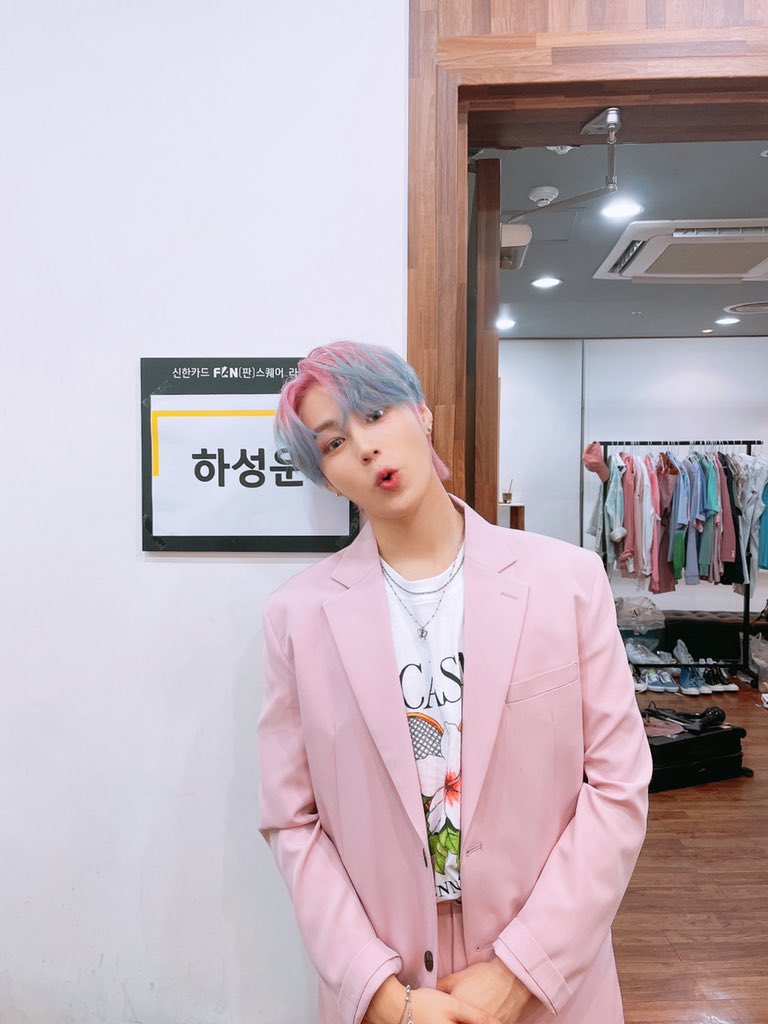 HSW_officialtwt's tweet photo. [☁]
⠀
하늘들 사랑으로 오늘 하루 포근한 느낌 더는 바랄 게 없도록 행복해 🥰
⠀
날개 달린 스니커즈 신고 우리 함께 눈부신 빛으로 멈추지 말고 달려가요 💜💙💛
⠀
#하성운
#HASUNGWOON
#Sneakers
#스니커즈 https://t.co/OznK1X6v4Z