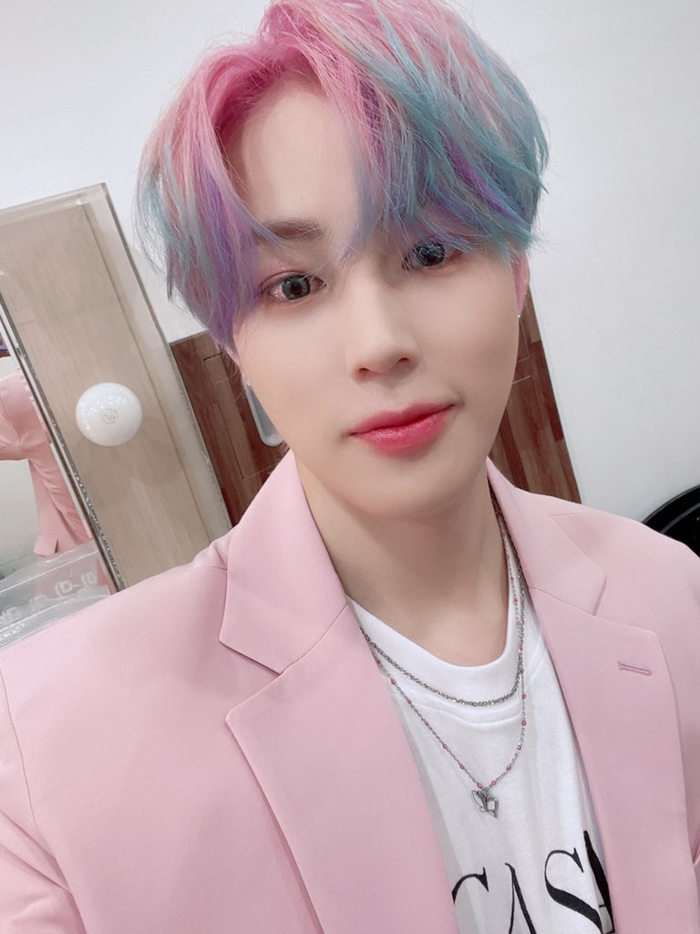 HSW_officialtwt's tweet photo. [☁]
⠀
하늘들 사랑으로 오늘 하루 포근한 느낌 더는 바랄 게 없도록 행복해 🥰
⠀
날개 달린 스니커즈 신고 우리 함께 눈부신 빛으로 멈추지 말고 달려가요 💜💙💛
⠀
#하성운
#HASUNGWOON
#Sneakers
#스니커즈 https://t.co/OznK1X6v4Z