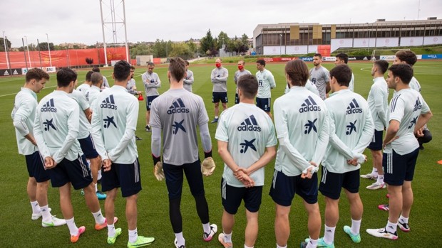 RaquelBlascoR's tweet photo. 🔴 #OsApoyamosMIR 
@desdelamoncloa @sanidadgob @CarolinaDarias  autorizará la #vacunación de los jugadores de la #selección tras el positivo de #Busquets PERO NO LA DE NUESTROS COMPAÑEROS  JÓVENES QUE SE INCORPORAN AL TRABAJO EN 5 SEMANAS 
https://t.co/r05ww9u9IB
  #FSEUnida https://t.co/OIKPdlmBq0