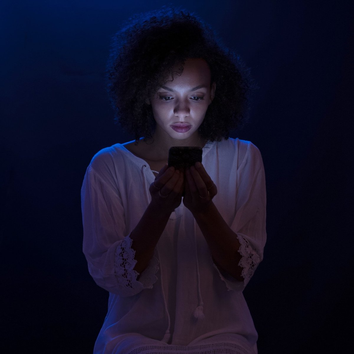 "I keep calling you, I keep calling you back again" 
"Calling you" new track to feature on my EP "Morning rain" out on June 11 !

📸 @Tin 

°°°°°°
#photo #photography #photoshoot #phone #light #bluelight #toxic #toxicrelationships #stalking #obssessed #rock #jazz #music #musique