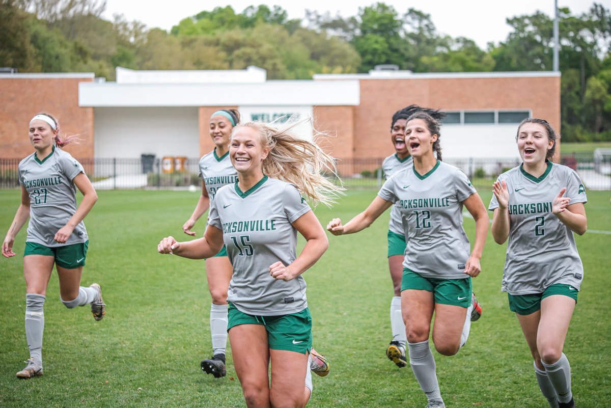 JAX_WSOC's tweet photo. Just a few smiles to help brighten up your Monday!  

#JUPhinsUp https://t.co/OMP0qhmPxb