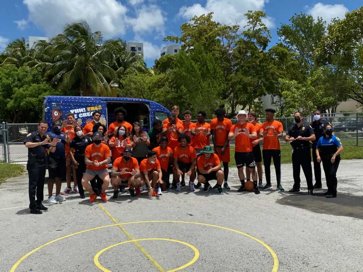 MPD, Shenedoah Elementary and UM football. A winning combination! ⁦@MiamiPD⁩ ⁦@OfcSanchez1⁩ ⁦@mpdcoralway⁩ ⁦@Shenandoah_Elem⁩ ⁦@Coach_Baez⁩
