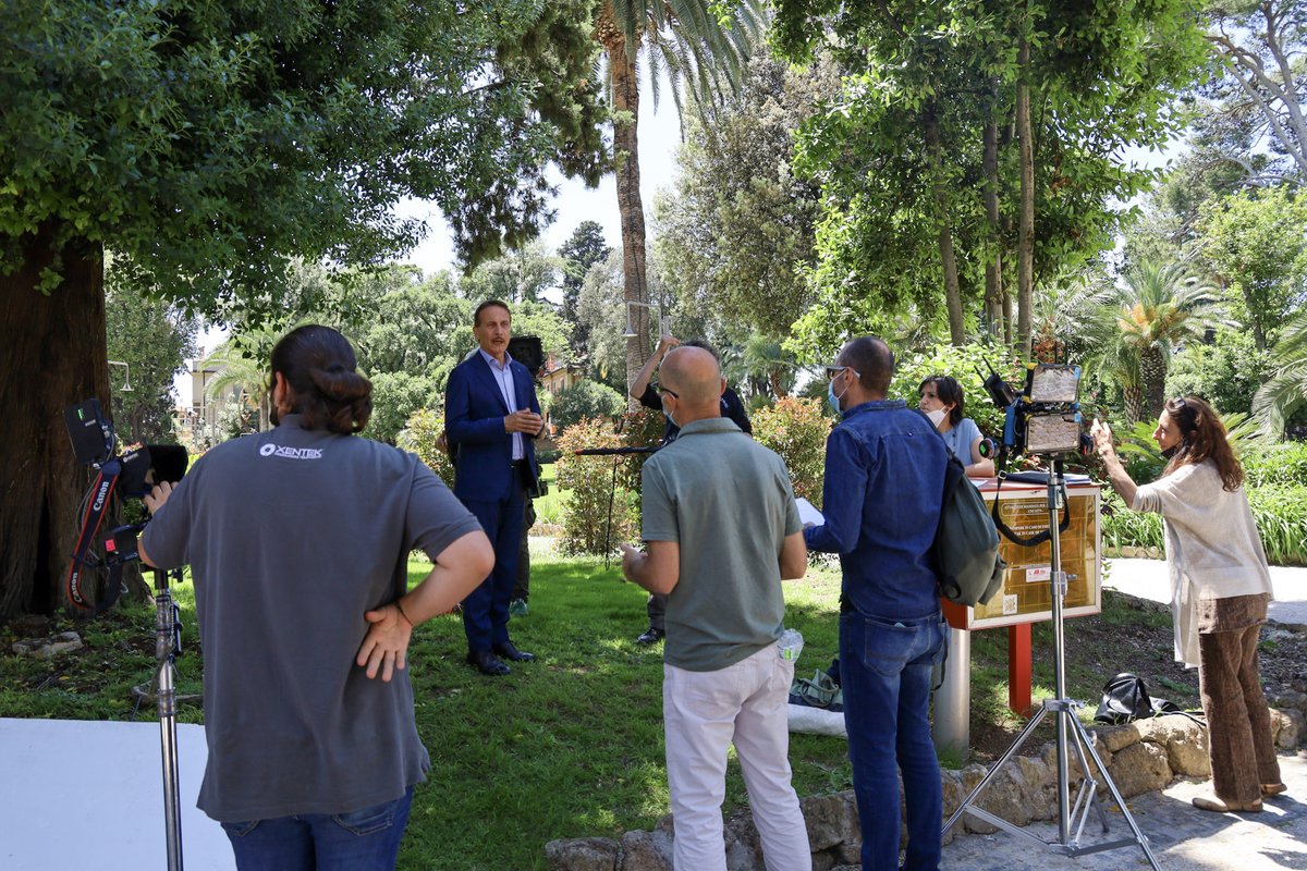 LuissBusiness's tweet photo. Da #VillaBlanc riparte #ViaggioNellaGrandeBellezza, il doc-evento prodotto da @MediasetPlay e condotto da Cesare Bocci. Sul set gli studenti #LuissBusiness di Writing School for Cinema &amp; Television e Gestione della Produzione Cinematografica e televisiva https://t.co/fIKfKiCJ9g