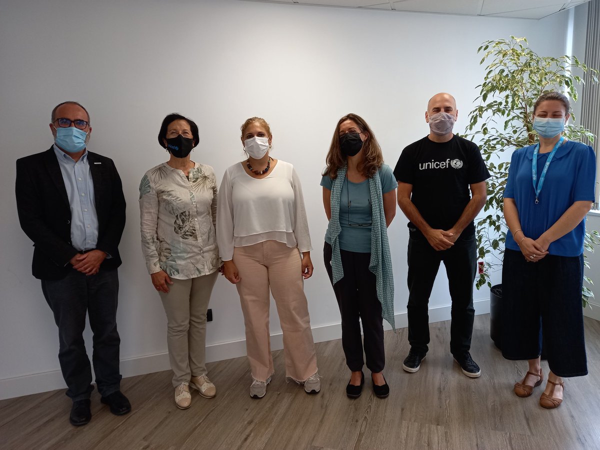 Fructífera reunión de trabajo con la comisión de <a href="/unicef_es/">UNICEF España</a> que estudia la respuesta a la crisis migratoria. Acompañados por la presidenta de <a href="/UNICEF_Canarias/">UNICEF Comité Canarias</a> 
Mucho por hacer ante un problema que crece de forma inquietante. Nos preocupan las personas (primero) y las cifras.