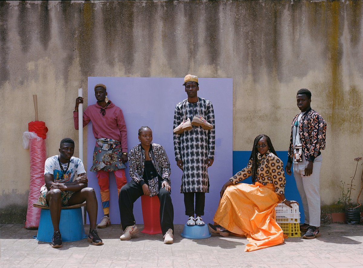 (Hilo: 1/6)

Ellxss son los compas del taller de Top Manta.

Migraron a Barcelona en busca de una vida digna, pero en lugar de dignidad encontraron racismo, clasismo y una infinitud de trabas, prejuicios, estigmas y leyes que les condenaron a vivir de la venta ambulante.