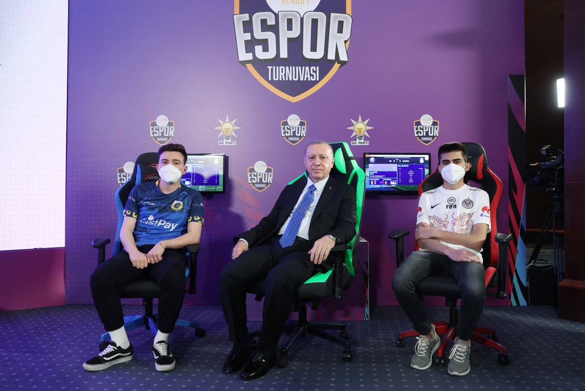 AK Gençlik #ESPORFinali’nde gençlerimizle... 😊