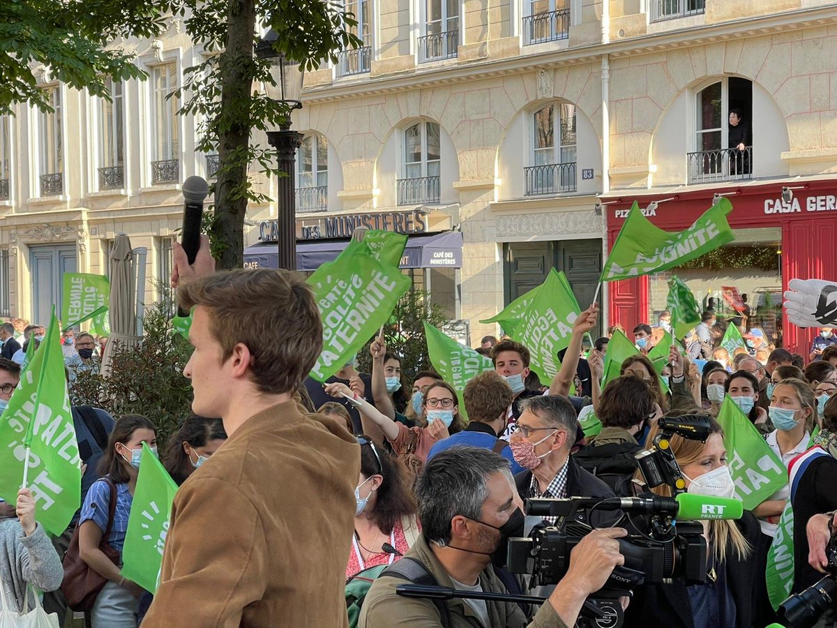 SyndicatFamille's tweet photo. Manif devant l'@AssembleeNat en ce moment : La paternité, ce n’est pas une option, la maternité n’est pas une prestation ! #PMAsansPère #PJLBioéthique https://t.co/c7uhfM6ila