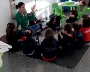 UyVqv's tweet photo. Singing world es una propuesta educativa que consiste en la enseñanza del idioma inglés a través de la música, el movimiento y la imitación.
Conocé la propuesta y cómo podés colaborar !
https://t.co/DWrIgaKGx2
#CrowdfundingUruguay #Emprender #VqV #VamosQueVamos https://t.co/W8e6b5Sxc8