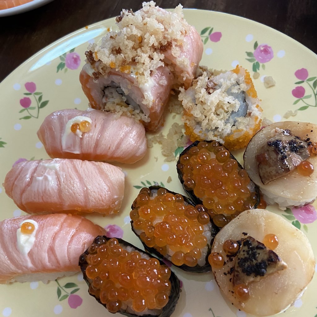goodnicemeal65's tweet photo. #SushiLab 🤍 #พัทยา ร้านซูชิสีขาวสะอาดตาตั้งโดดเด่นติดริมถนนสุขุมวิทพัทยา-นาเกลือ ซูชิเริ่มต้นเพียงคำละ 10 บาท เราสั่งเเบบกลับบ้านรอไม่นานค่ะ ปลาสดไม่มีกลิ่นคาว รสชาติของข้าวกำลังดีไม่แฉะไป ตัวโฮตาเตะฟัวกราส์ อร่อยกลมกล่อมมาก 8/10 #อร่อยไปแดก #อร่อยบอกต่อ #อร่อยนะรู้ยัง https://t.co/Ol7DQr0LY5