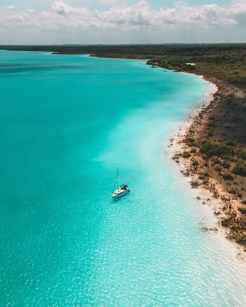 VisitMex's tweet photo. ☀️ Bacalar, es un Pueblo Mágico ubicado en el Caribe Mexicano y un sueño para todos los turistas que viajan a Quintana Roo. 
Comparte con nosotros en los comentarios tu mejor experiencia en este maravilloso destino.
📸 @travelwithvivien https://t.co/igxYEYwUJ3
