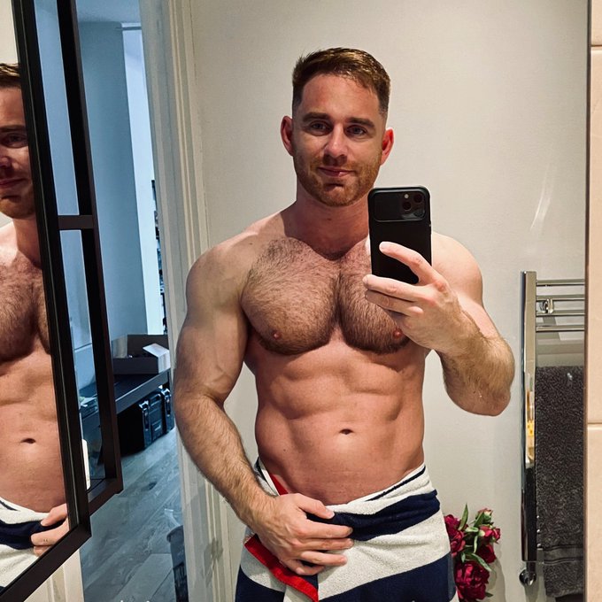 Shower done and now its time to do some work. Who wants to sit on my lap whilst I work. 😈🔥🥵😘💪  Also don&rsquo;t