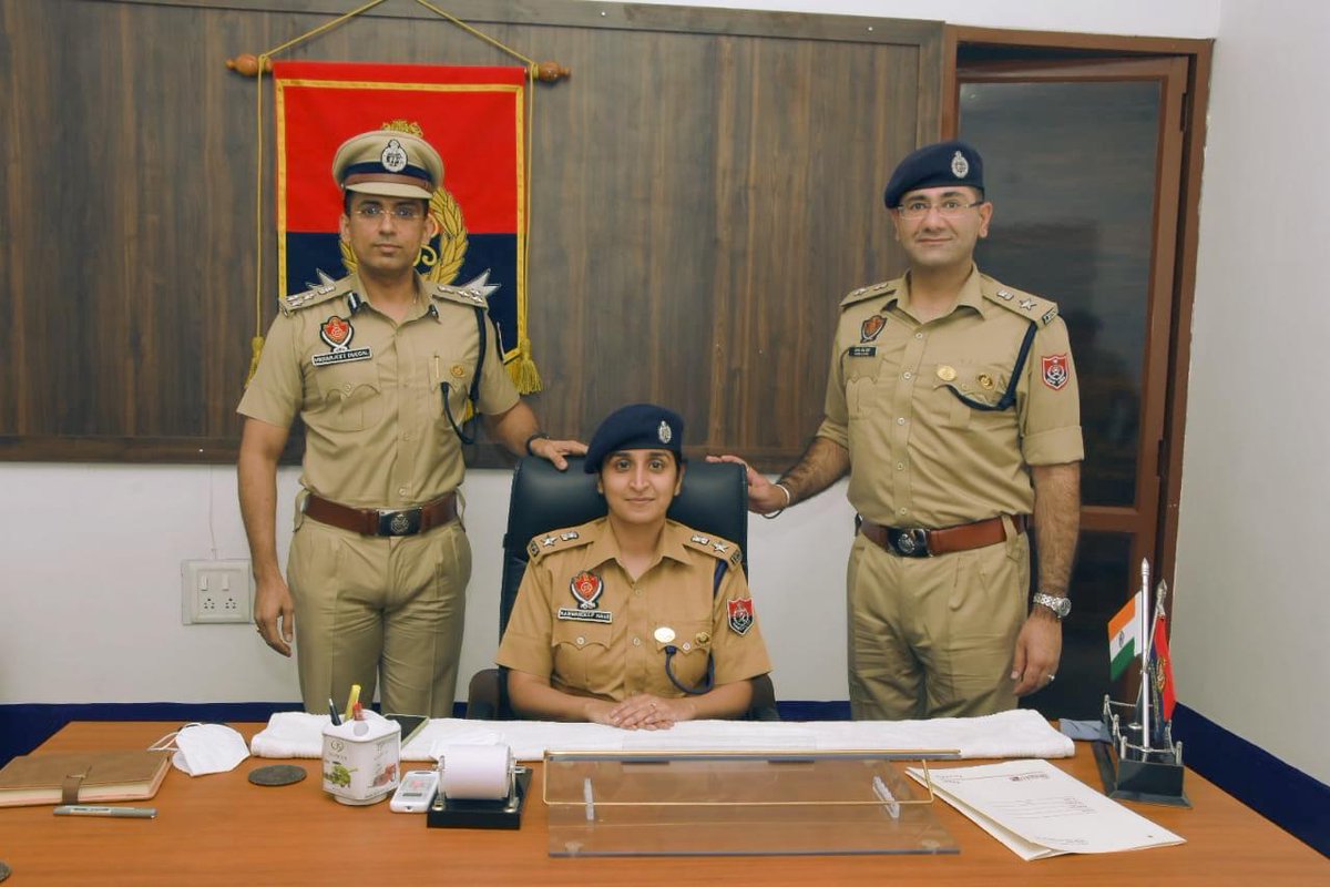 PunjabPoliceInd's tweet photo. Smt. Kanwardeep Kaur IPS take charge as SSP @MalerkotlaPol. The #first women police captain of the newly formed district. 

In photos DIG Patiala Range Shri Vikram Jeet Duggal IPS &amp; SSP Sangrur Shri Vivek Soni IPS

 #Punjab #Malerkotla #WomenInKhaki https://t.co/WLzwkgVkqz