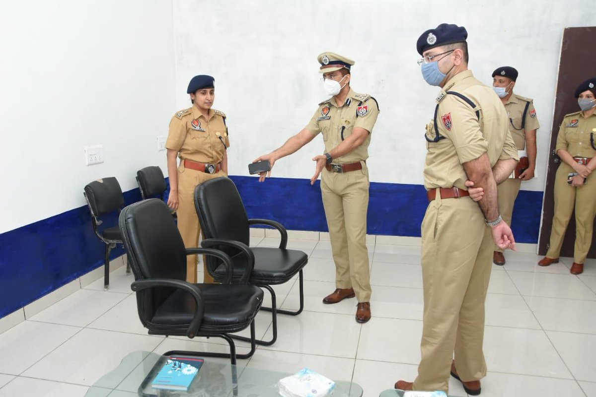 PunjabPoliceInd's tweet photo. Smt. Kanwardeep Kaur IPS take charge as SSP @MalerkotlaPol. The #first women police captain of the newly formed district. 

In photos DIG Patiala Range Shri Vikram Jeet Duggal IPS &amp; SSP Sangrur Shri Vivek Soni IPS

 #Punjab #Malerkotla #WomenInKhaki https://t.co/WLzwkgVkqz