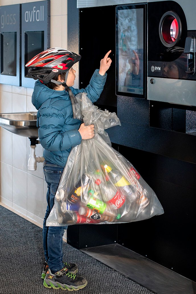 RvmSystems's tweet photo. Let’s make sure we teach our children about the importance of recycling and how reverse vending machines can help.  Together we can make a difference and protect their future environment #WorldEnvironmentDay  @RVMSystems_G  #DepositReturn https://t.co/icH0iO0JqK