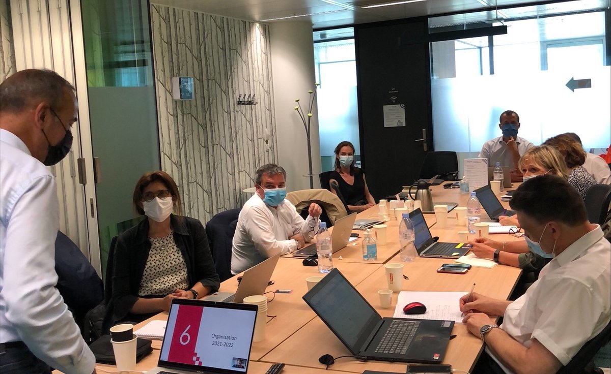 Expering tweet media