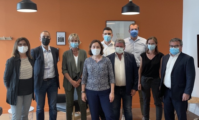 Expering tweet media