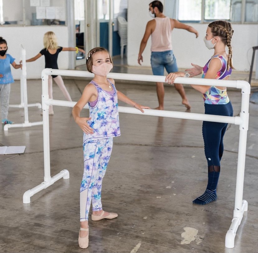 New week, new outfit?! Shop your Monday blues away with fun prints and summer colours ☀️ @travelswithtwointow