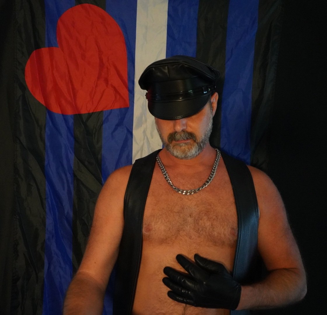 Intent2Capture's tweet photo. #muircapmonday #leatherpride #pride #leatherman #gear365 #leathermen #bdsm #safesane #glovefetish #muircap #leathervest #scruffygay #hairymale #silversgear #bdsmflag #kink https://t.co/V7oWK8l4bk