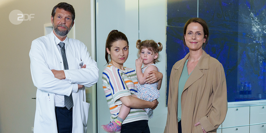 ZDFpresse's tweet photo. Wer kann beurteilen, ob ein Leben mit Gehör lebenswerter ist als ein gehörloses Leben? Das #ZDF dreht das #Drama "Du sollst hören" in #Köln. Vor der Kamera stehen #ClaudiaMichelsen, Anne Zander, #BenjaminPiwko und #KaiWiesinger. https://t.co/tl1dkYTSAC
#gehörlos https://t.co/LbGoJ9Ar7w