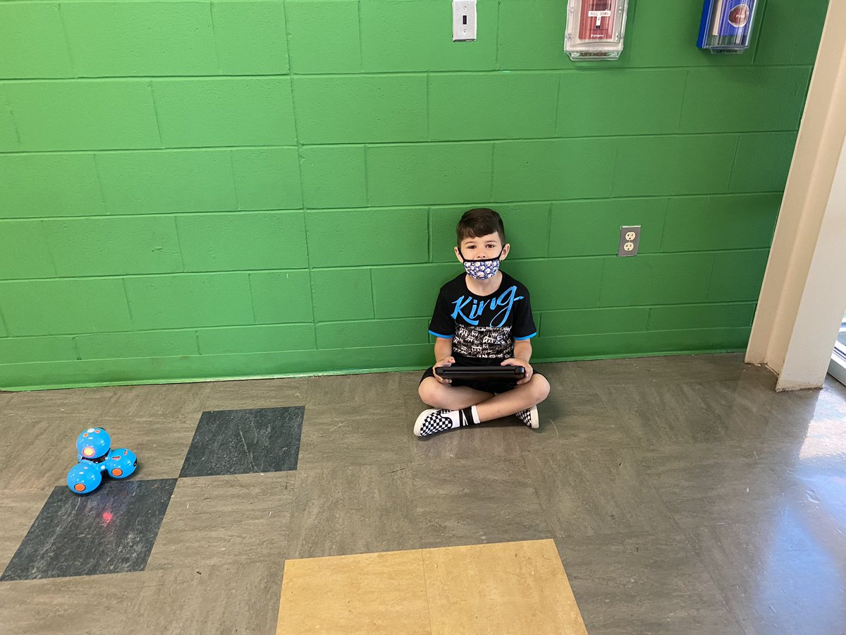 Nodell_library's tweet image. Using the coding skills they learned completing @CodeMakeOwn #ColorByCode pathways, Ss in @Hampton1stDL class are spending the morning coding @WonderWorkshop #Dash robot @Hampton_Street #MineolaProud