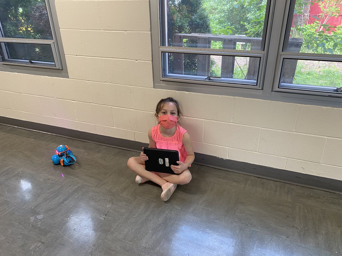 Nodell_library's tweet image. Using the coding skills they learned completing @CodeMakeOwn #ColorByCode pathways, Ss in @Hampton1stDL class are spending the morning coding @WonderWorkshop #Dash robot @Hampton_Street #MineolaProud