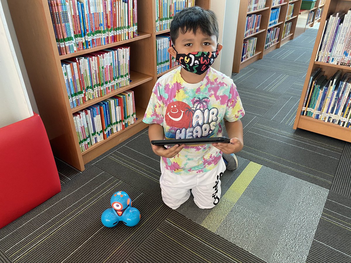 Nodell_library's tweet image. Using the coding skills they learned completing @CodeMakeOwn #ColorByCode pathways, Ss in @Hampton1stDL class are spending the morning coding @WonderWorkshop #Dash robot @Hampton_Street #MineolaProud
