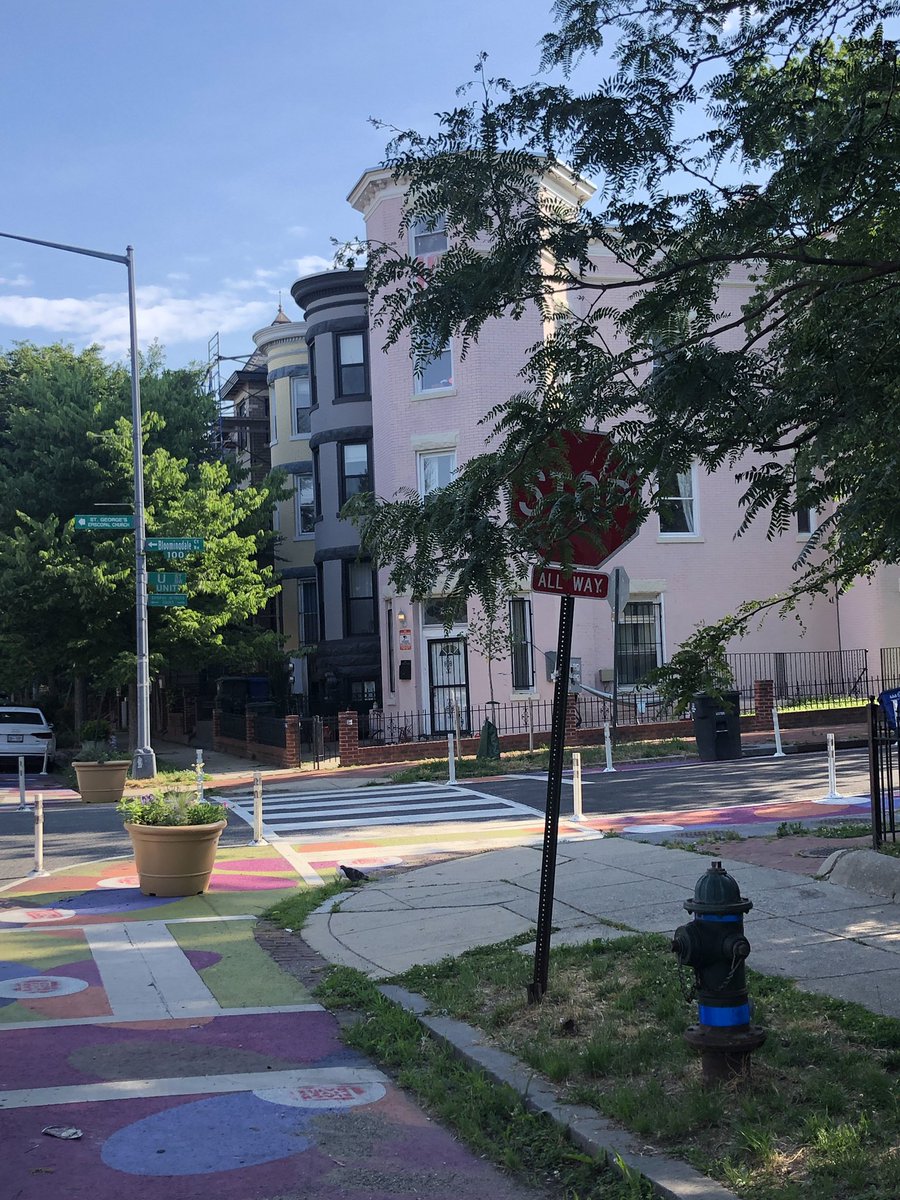 dcrouteone's tweet photo. @DDOTDC @ScottRobertsDC 1st and U NW. drivers not seeing sign. Tree only part of the problem. Sign is leaning away from the road. https://t.co/9VCl8vBlh6
